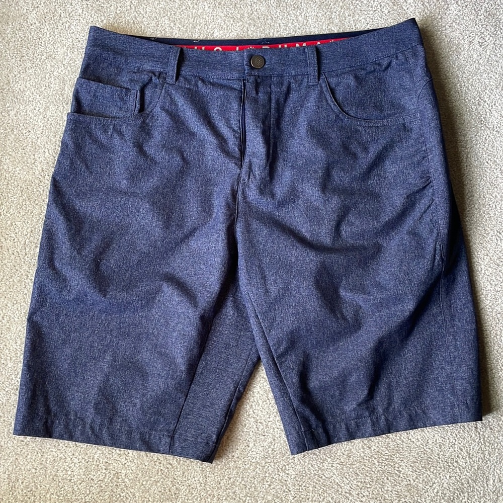 Like new men’s jackpot Puma golf shorts. Size 33. Blue. Snap closure. PWRSTRETCh